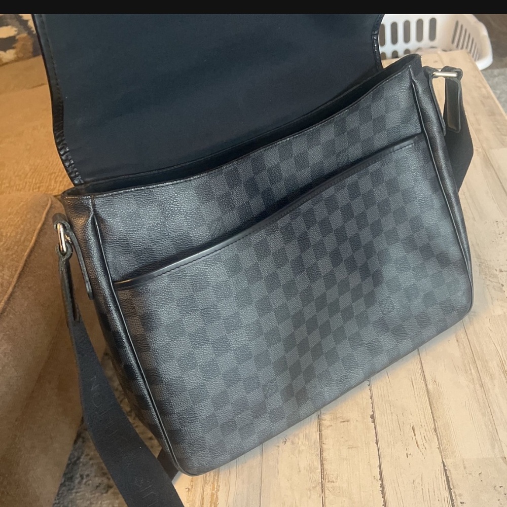 Louis Vuitton men’s messenger bag - Picture 2 of 3